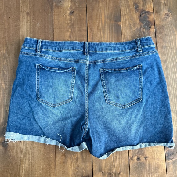 Time and Tru Medium Wash Denim Jean Cuffed Shorts - Picture 5 of 8